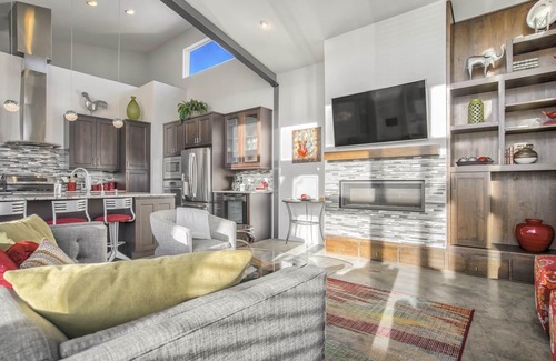 Broadmoor House | Modern Luxury I Mountain Views- central location- 4BR/3Ba