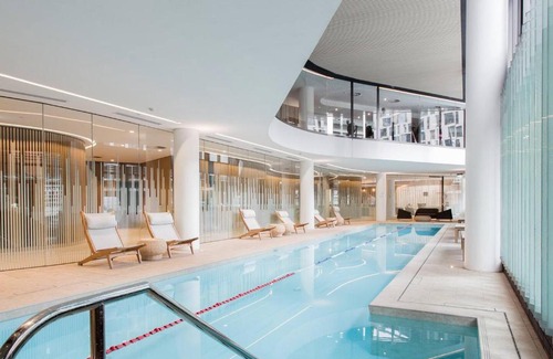 Docklands Apartment | Modern Magic on Yarra River with Resort Amenities