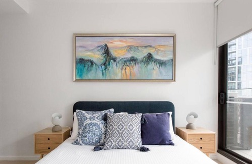 Docklands Apartment | Modern Magic on Yarra River with Resort Amenities