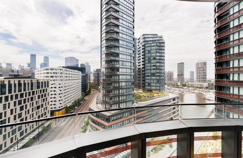 Docklands Apartment | Modern Magic on Yarra River with Resort Amenities