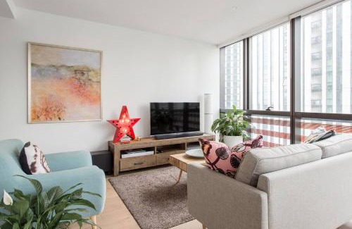 Docklands Apartment | Modern Magic on Yarra River with Resort Amenities