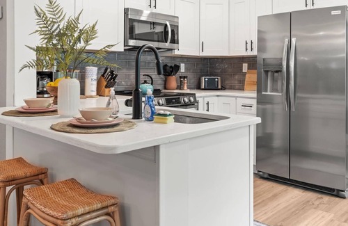 Tampa House | Modern Meets Tropical - Beautiful, Updated Pet Friendly 3BD Pool Home with Outdoor Living Space