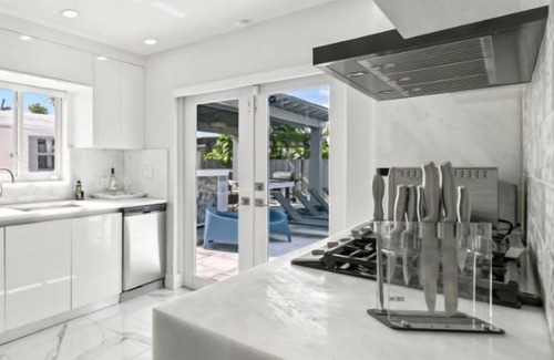 Miami Gardens House | Modern Miami Oasis: 4BR, Spa, Pool & Games