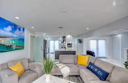 Miami Gardens House | Modern Miami Oasis: 4BR, Spa, Pool & Games