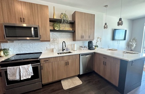 Westside Condo | Modern Midtown Getaway Near Stadium & Dining