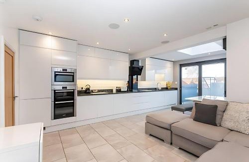 Heworth Apartment | Modern Minimalist 3-Bed Duplex Apartment in York I Pass The Keys