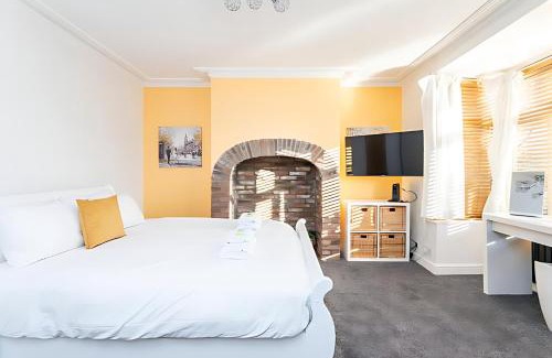 Heworth Apartment | Modern Minimalist 3-Bed Duplex Apartment in York I Pass The Keys