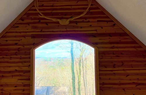 Walnut Mountain House | Modern Mountain Retreat.nSunsets.HotTub.Bring Your Dogs.nGameRoom