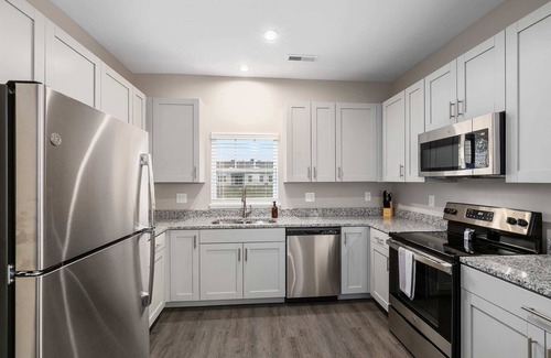 Grandville Condo | Modern New Build 4BR 4BA (2 Condos) Garage/Patio