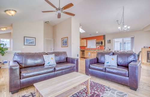 Newport House | Modern Nye Beach Home with Ocean Views & Close to Beach