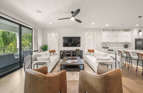 Sarasota House | Modern Oasis 6BR Pool/Spa Walk to the Beach