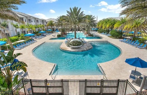 Southside Apartment | Modern Oasis, 70in SmartTV, KING Bed near Beaches