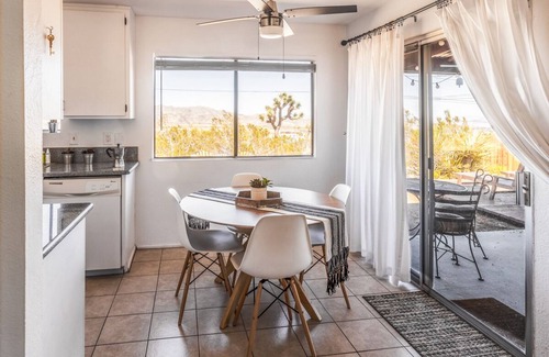 Joshua Tree House | Modern Oasis. Close to National Park, Views, FirePit, Family & Pet Friendly