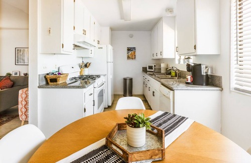 Joshua Tree House | Modern Oasis. Close to National Park, Views, FirePit, Family & Pet Friendly