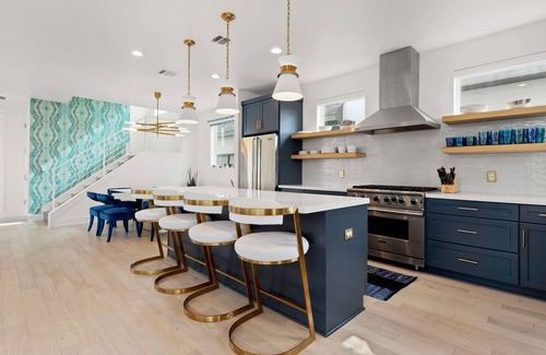 Blackshear-Prospect Hill House | Modern Oasis in East ATX, Sleeps 8, Parking, Pooln