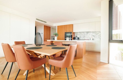New Farm Apartment | Modern Oasis in New Farm l Walk to River and Cafes