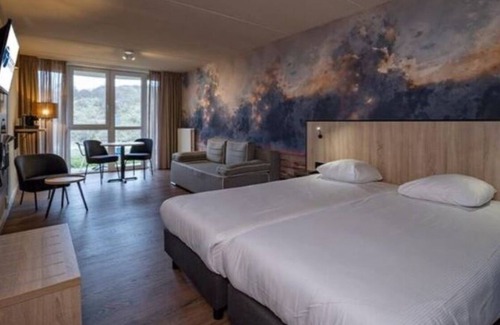 Wijk aan Zee Hotel | Modern Oasis Retreat Perfect for Scenic Walks and Cycling - Steps from Beach