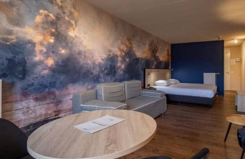 Wijk aan Zee Hotel | Modern Oasis Retreat Perfect for Scenic Walks and Cycling - Steps from Beach
