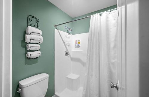 Peacock Villa | Modern Oceanside Stay with Yard & Laidback Vibes