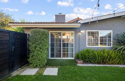 Peacock Villa | Modern Oceanside Stay with Yard & Laidback Vibes