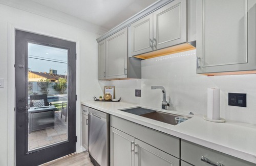 Cox Heights House | “Modern” Old Town Scottsdale, Resort Style yard, Baja HEATED Pool Hot Tub, BBQ