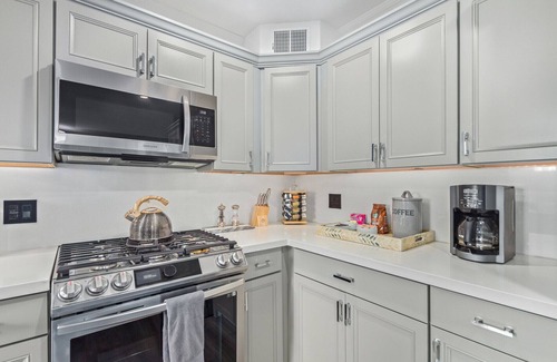 Cox Heights House | “Modern” Old Town Scottsdale, Resort Style yard, Baja HEATED Pool Hot Tub, BBQ