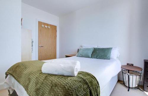 Bromley South Apartment | Modern One Bedroom Apartment & Balcony, Bow E3