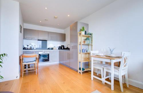 Bromley South Apartment | Modern One Bedroom Apartment & Balcony, Bow E3