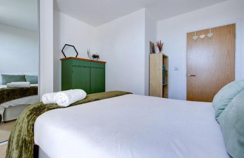 Bromley South Apartment | Modern One Bedroom Apartment & Balcony, Bow E3