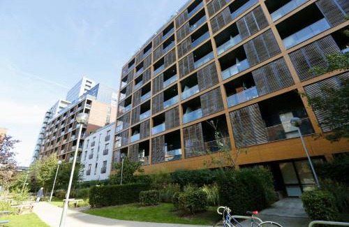 Bromley South Apartment | Modern One Bedroom Apartment & Balcony, Bow E3