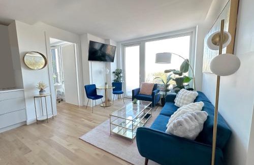 Williamsburg Apartment | Modern One Bedroom - Large Private Terrace - Luxury Building - Williamsburg