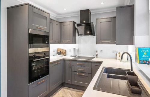 Oban House | Modern & Peaceful 2BR Home - Free Parking