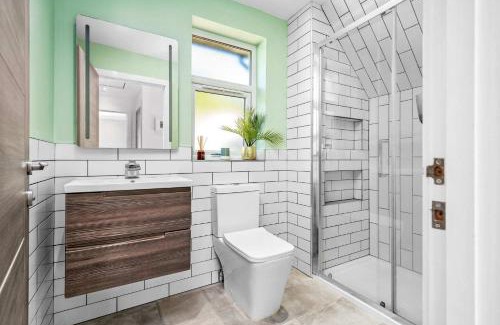 Oban House | Modern & Peaceful 2BR Home - Free Parking