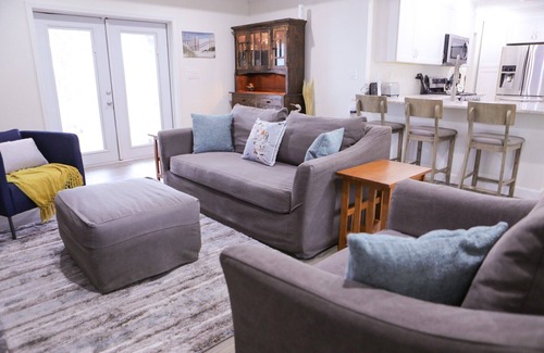 Fort Walton Beach House | Modern pet-friendly home 5 minutes from Okaloosa Island and beach.