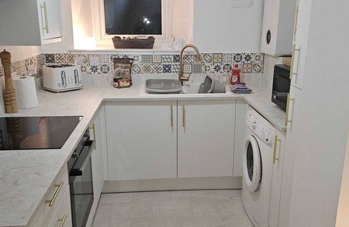 Cupar Apartment | Modern, pet-friendly studio, close to Scotlands best golf courses!