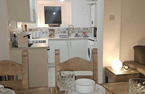 Cupar Apartment | Modern, pet-friendly studio, close to Scotlands best golf courses!