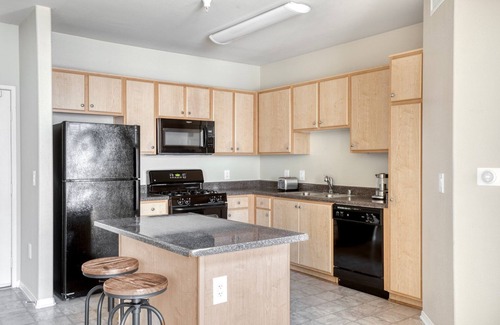 Los Angeles Apartment | Modern Playa Vista 2BR w/W/D, Pool & Gym, nr 405, by Blueground