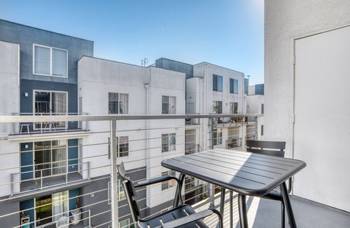 Los Angeles Apartment | Modern Playa Vista 2BR w/W/D, Pool & Gym, nr 405, by Blueground