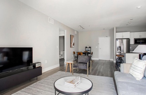 Los Angeles Apartment | Modern Playa Vista 2BR w/Pool, Gym & W/D, nr 405, by Blueground