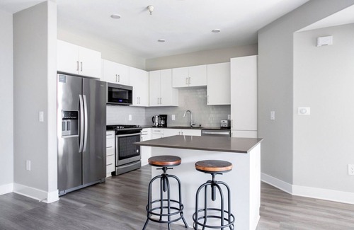 Los Angeles Apartment | Modern Playa Vista 2BR w/Pool, Gym & W/D, nr 405, by Blueground