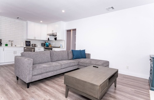 Van Nuys House | Modern & Private Los Angeles Gem | Family Friendly