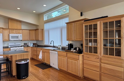 Colville House | Modern. Private. Spacious. Fully stocked. Family friendly. Cozy. RV hookup.