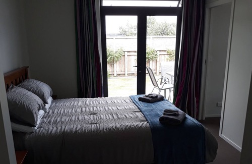 Haumoana Apartment | Modern relaxing beachside studio, put your feet up and feel at home