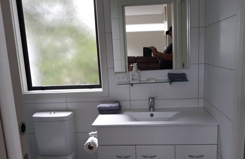 Haumoana Apartment | Modern relaxing beachside studio, put your feet up and feel at home