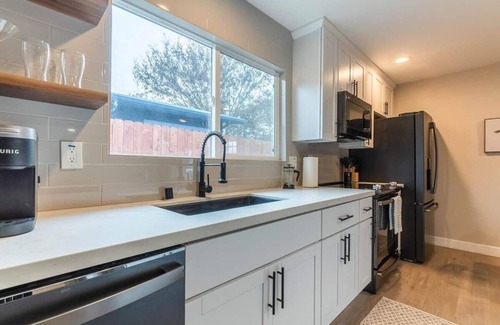 Sacramento House | Modern Remodeled Home * GYM *1 Mile to Downtown