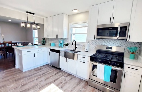 St. Charles House | Modern Remodeled Quiet 4 Bedroom 2 Bathroom Home in the heart of St. Charles