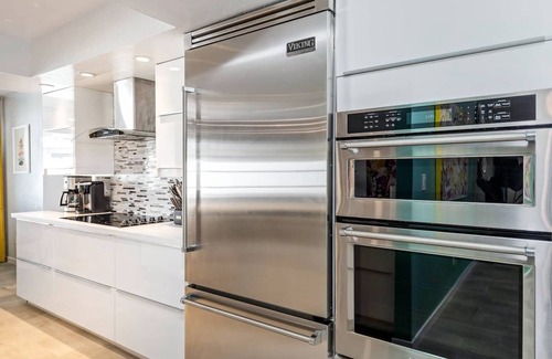 Raskin Estates House | Modern Retreat Minutes from Shopping Dining & Golf