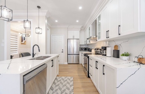 Brampton House | Modern Retreat with Loft & Spa-Like Jacuzzi Tub