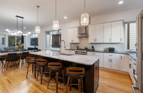 Third Ward Condo | Modern Rooftop Terrace with 3King beds only 12min walk to BoA stadium.