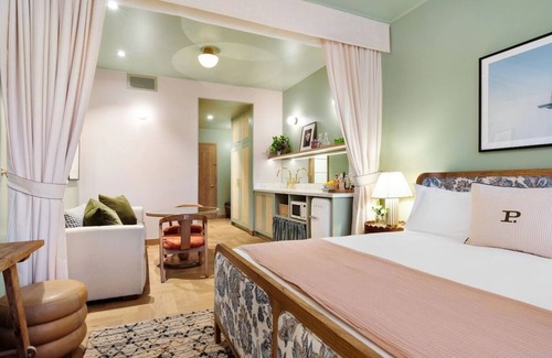 Hyde Park Hotel | Modern Room With Kitchen, Short Ride To The Tampa Museum of Art!